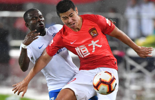 把球藏到身 把球藏到身